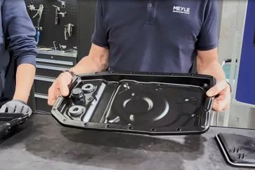 The steel oil pan included in the MEYLE ORIGINAL Automatic Transmission Service Kit is particularly durable and sustainable thanks to the replaceable filter. Why are oil changes also important for automatic transmissions? A new video from spare parts manufacturer MEYLE offers the answers