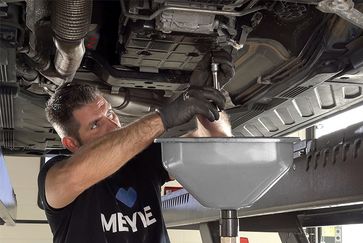 Step-by-step oil change for automatic transmissions with the MEYLE-ORIGINAL oil change kits