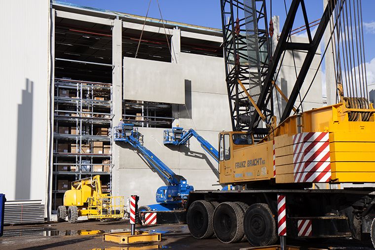 Wulf Gaertner Autoparts celebra la terminación de las obras del techado de una parte de sus nuevas instalaciones en la sede de Hamburgo
