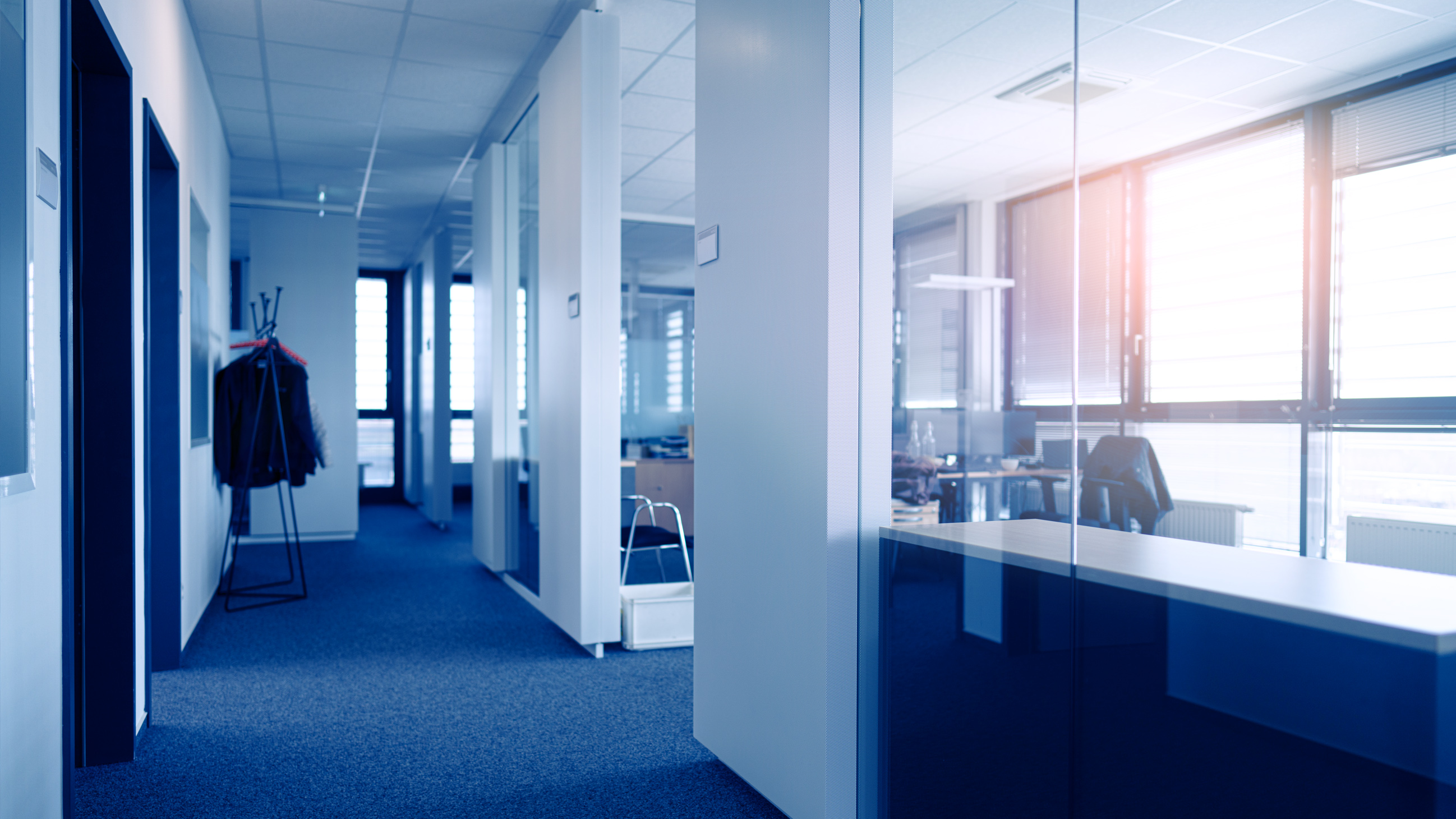 Picture of a corridor in MEYLE AG from which offices lead off.