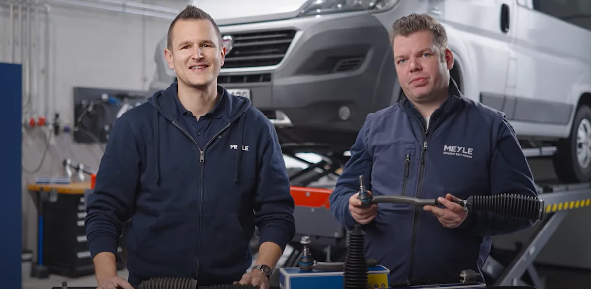 Screenshot of the video “Installation of pre-assembled track rod”.