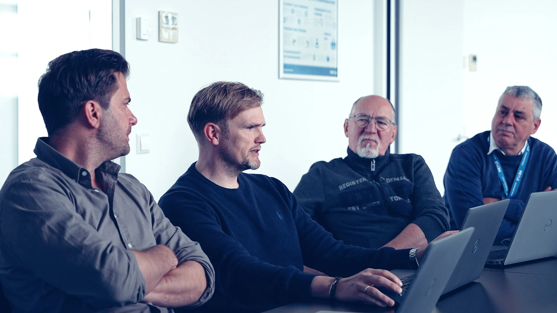 Four people sit in a meeting at MEYLE and talk about processes.