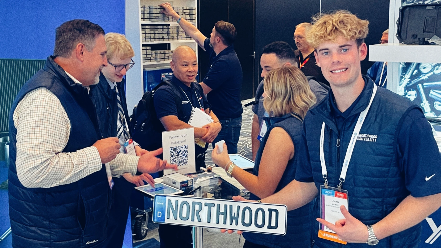 Foto von der Aapex Messe von Kunden auf dem MEYLE Messestand. Ein Kunde lächelt in die Kamera.