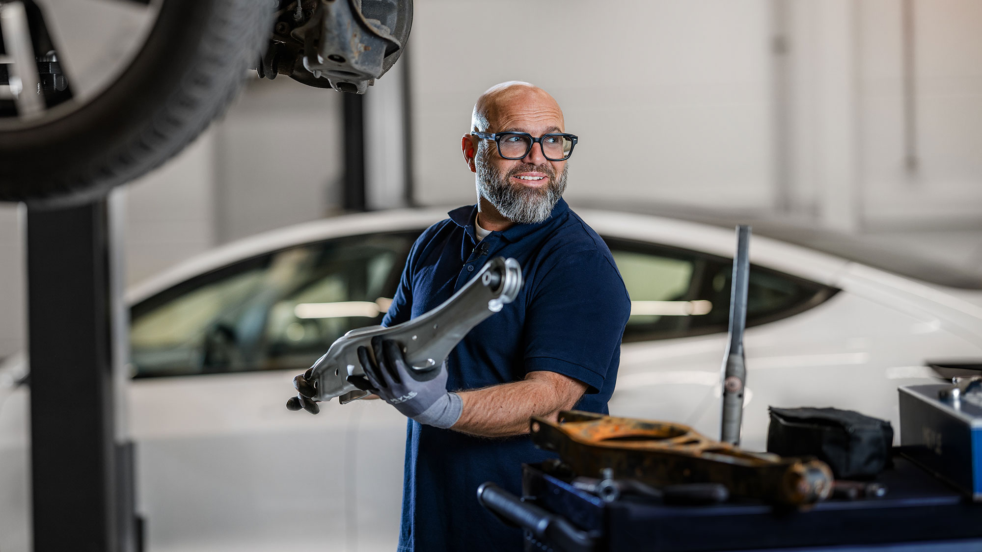 Andreas Raulf holds a MEYLE control arm in his hands.