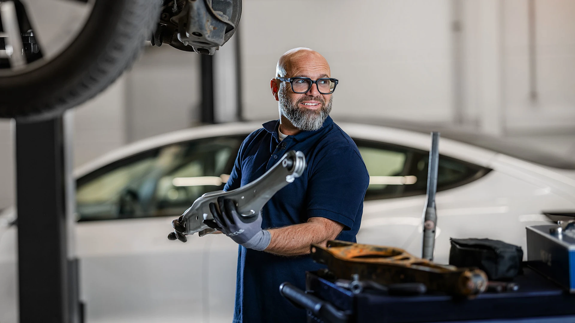 Andreas Raulf holds a MEYLE control arm in his hands.