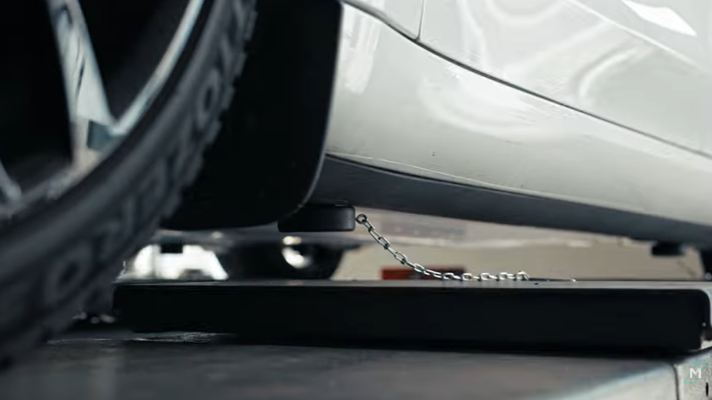 Screenshot from the MEYLE video ‘E-mobility explained simply: How to jack up electric cars correctly – 3 expert tips’
