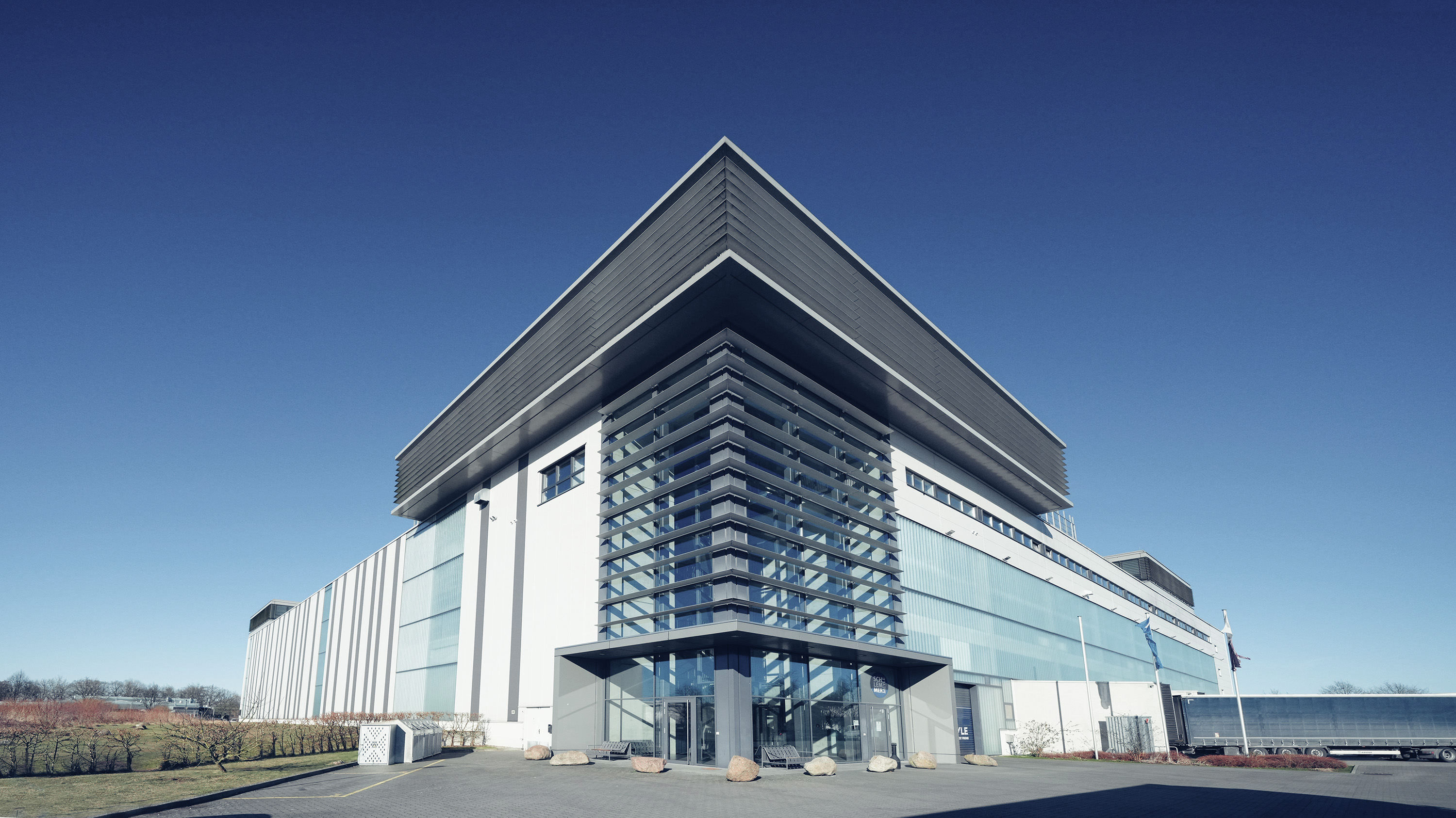 Gebäudebild der MEYLE AG von der Seite des Lagereingangs.