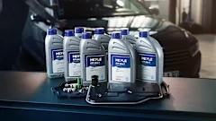 Foto von einem MEYLE Ölwechselkit in einer Werkstatt auf einem Werkzeugwagen.