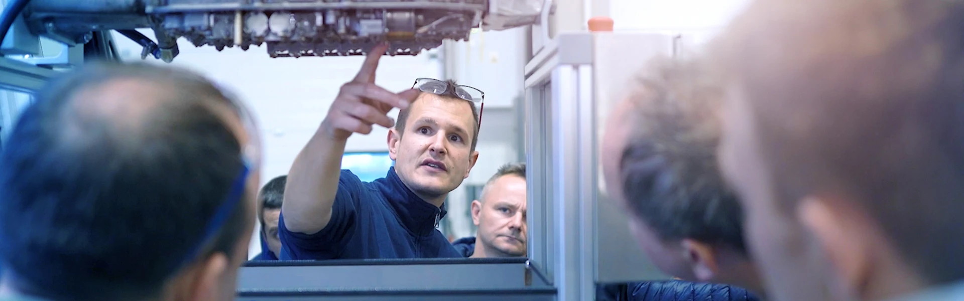 MEYLE Trainer explains to people how to change transmission oil in automatic transmissions.