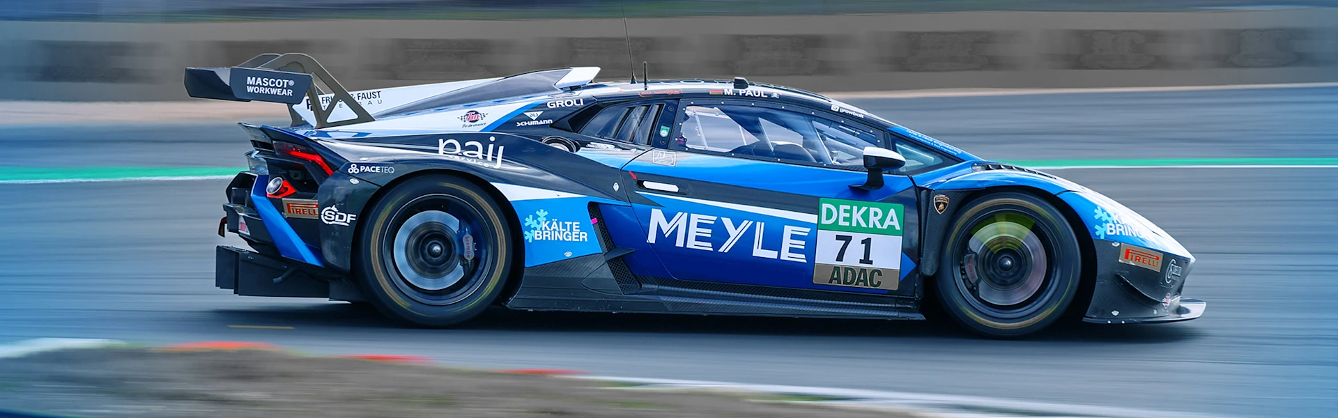 Lamborghini mit MEYLE Logo fährt um eine Kurve, der Hintergrund ist Unscharf.