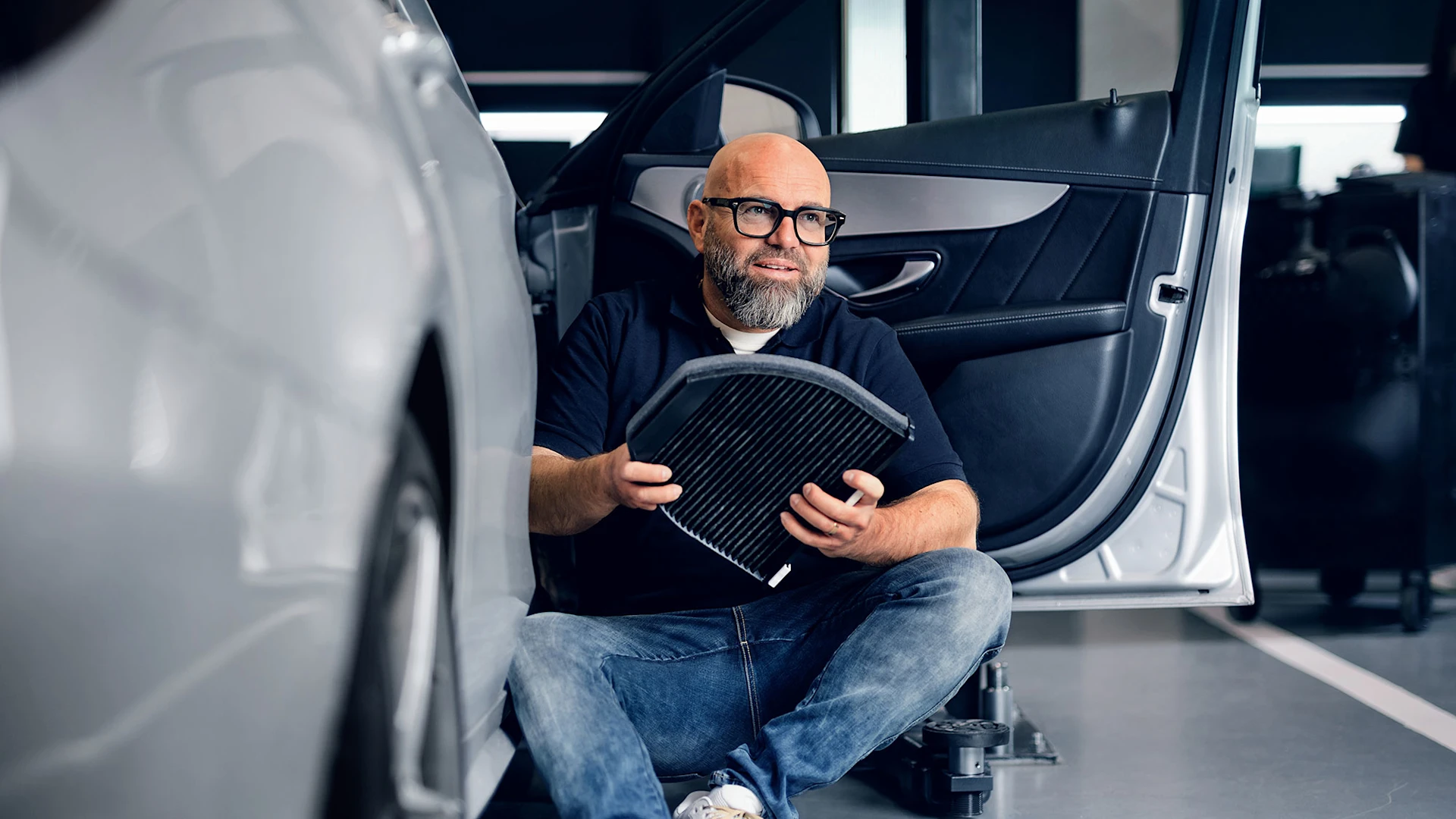 Andreas Raulf installs a MEYLE cabin air filter.