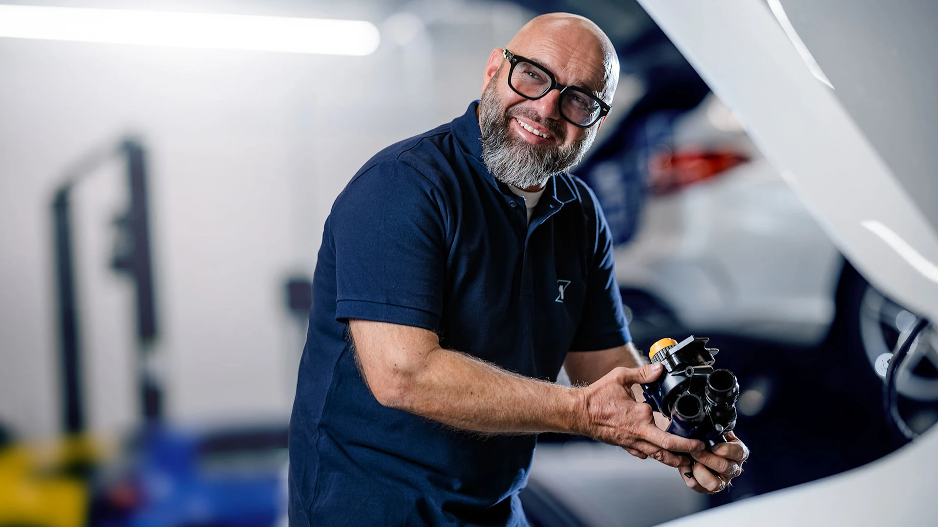 Andreas Raulf installs a MEYLE water pump.