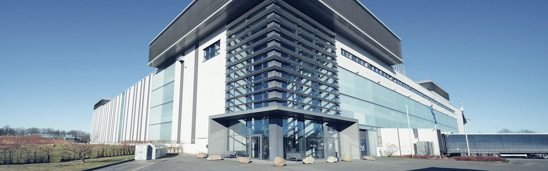 Picture of the MEYLE AG building from the side of the warehouse entrance.