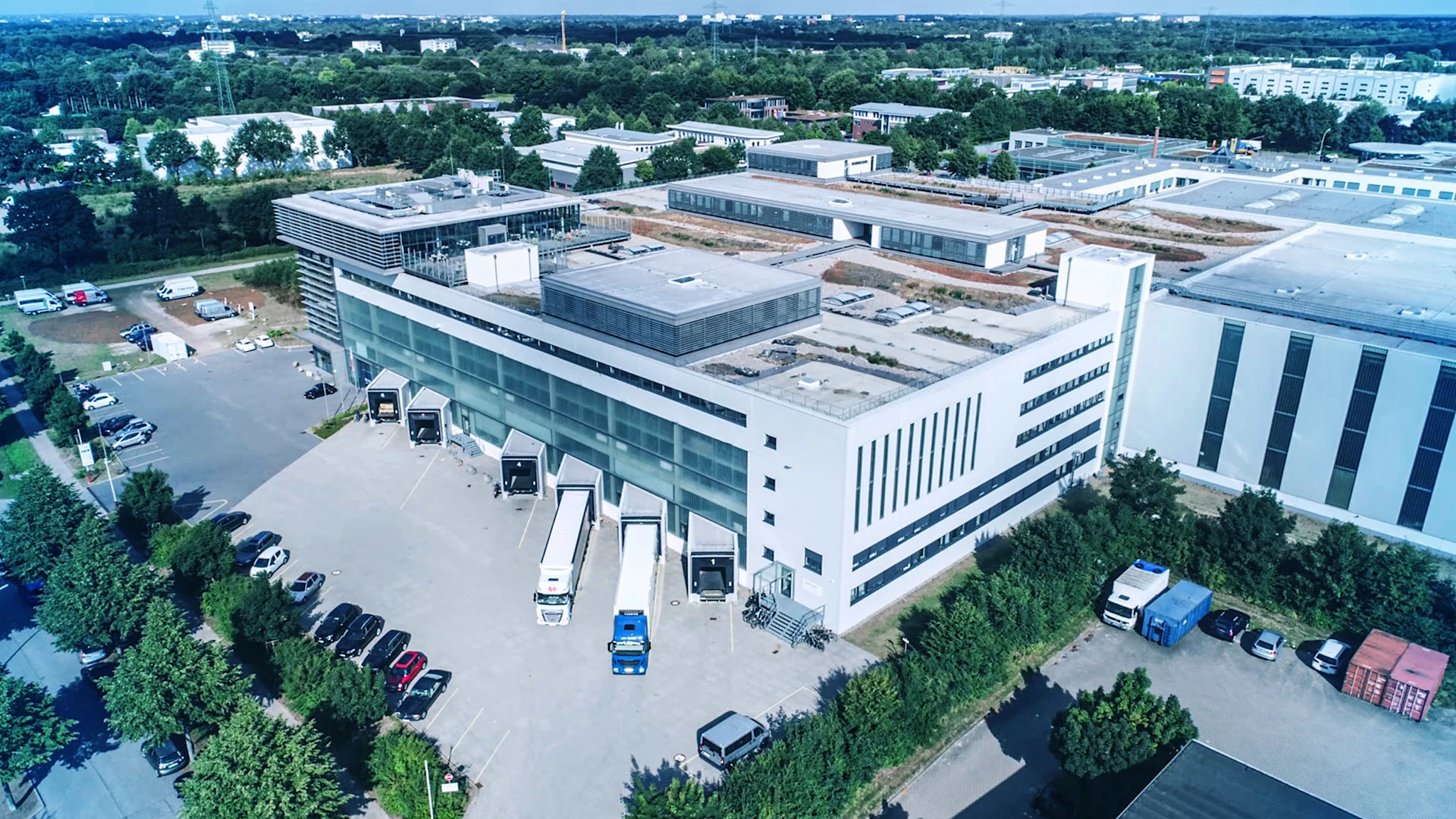 Picture of the MEYLE main building from the back, where you can see the loading from the warehouse.