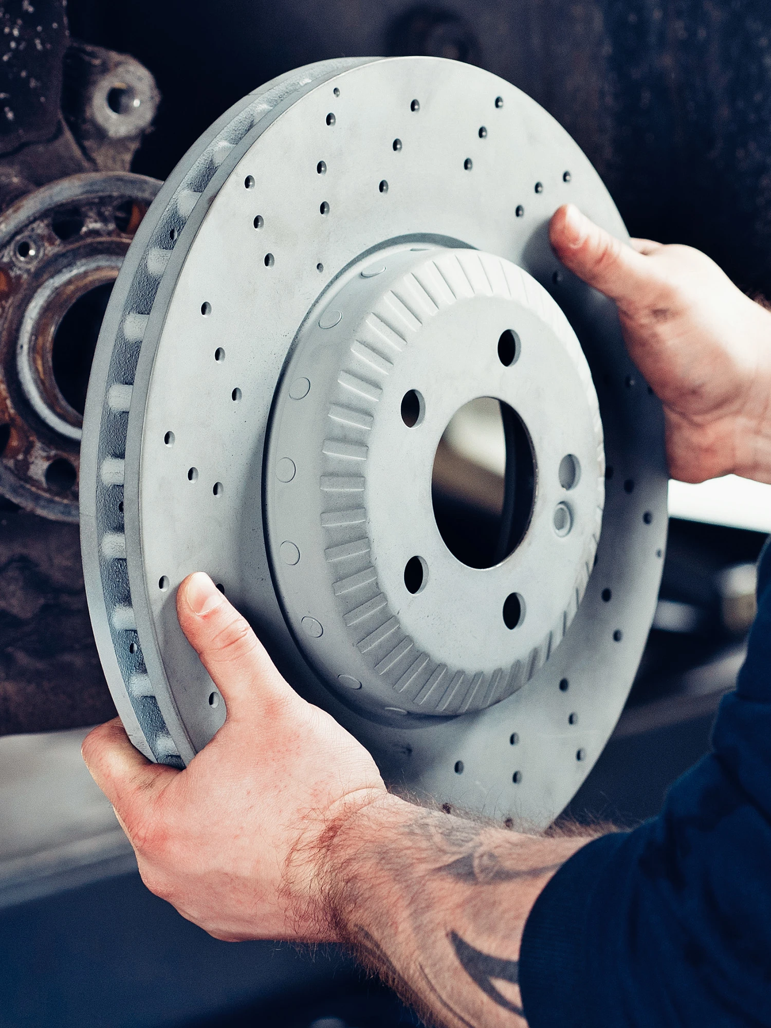 Hands holding a MEYLE brake disk.
