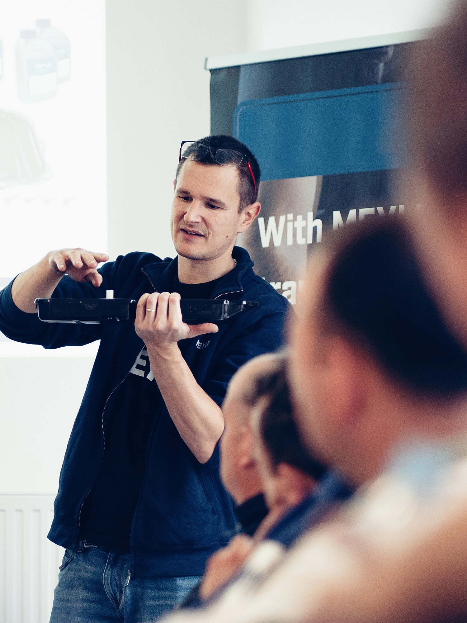 MEYLE Trainer explains something to people.