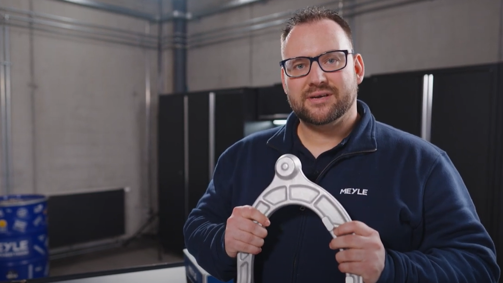 Screenshot of the installation video “MEYLE solves problem with MEYLE HD control arms for Tesla”.