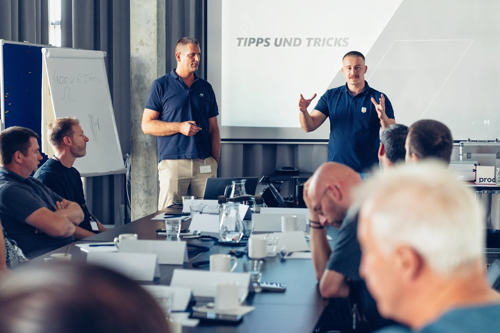 EV Training in MEYLE Schulungsraum. Die MEYLE Trainer erklären den Trainingsteilnehmern Tipps und Tricks für Reparaturen.
