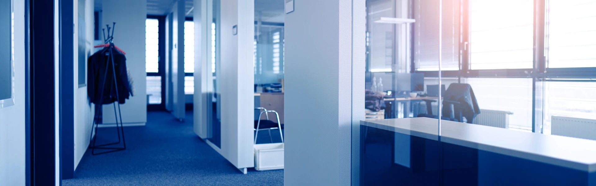 Picture of a corridor in MEYLE AG from which offices lead off.