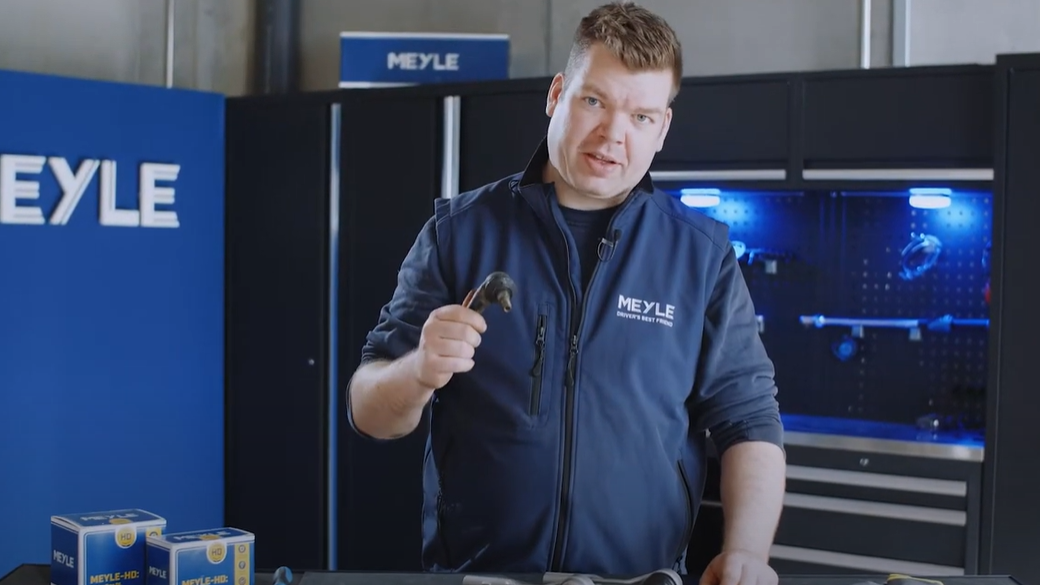 Screenshot of the video “Changing the tie rod end”.